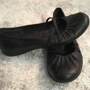ACCEPTING OFFERS Black leather flats
